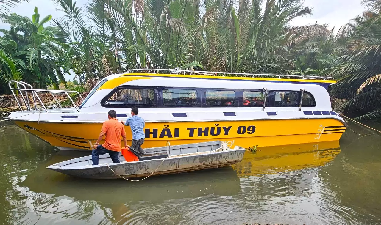Kiểm tra kỹ thuật vỏ và thử tải động cơ của tàu cao tốc chở khách.