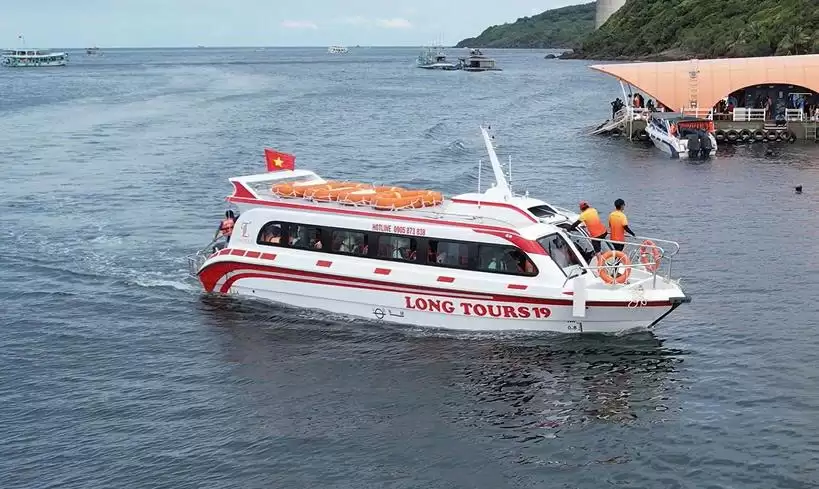 Bàn giao tàu cao tốc chở khách.